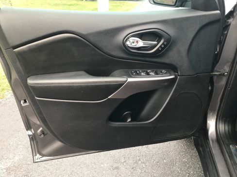 Used 2019 Jeep Cherokee Limited w/ Technology Group image 12