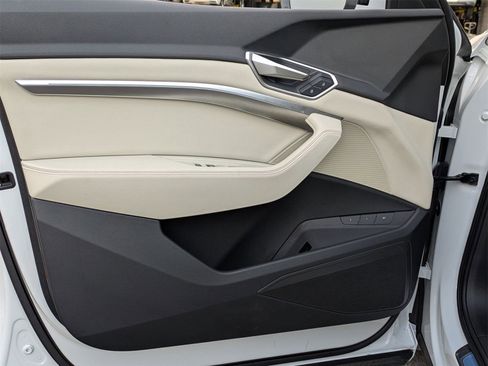 Used 2024 Audi Q8 e-tron Premium image 16