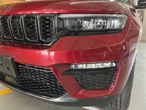 Used 2023 Jeep Grand Cherokee Limited w/ Black Appearance Package AWD/4WD image 9