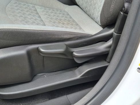 Used 2023 Chevrolet Equinox LS FWD image 17