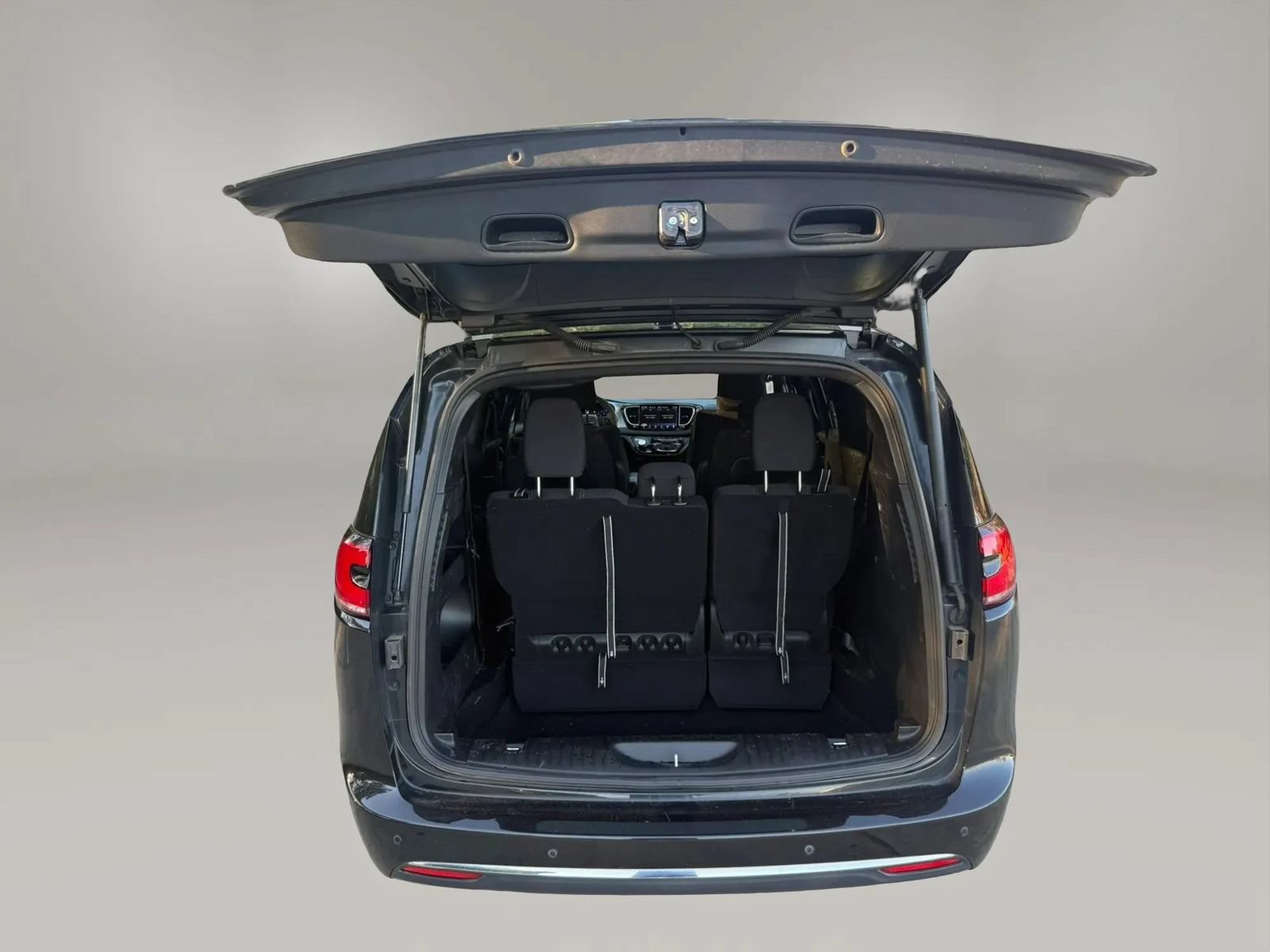 Used 2024 Chrysler Pacifica Touring FWD image 11