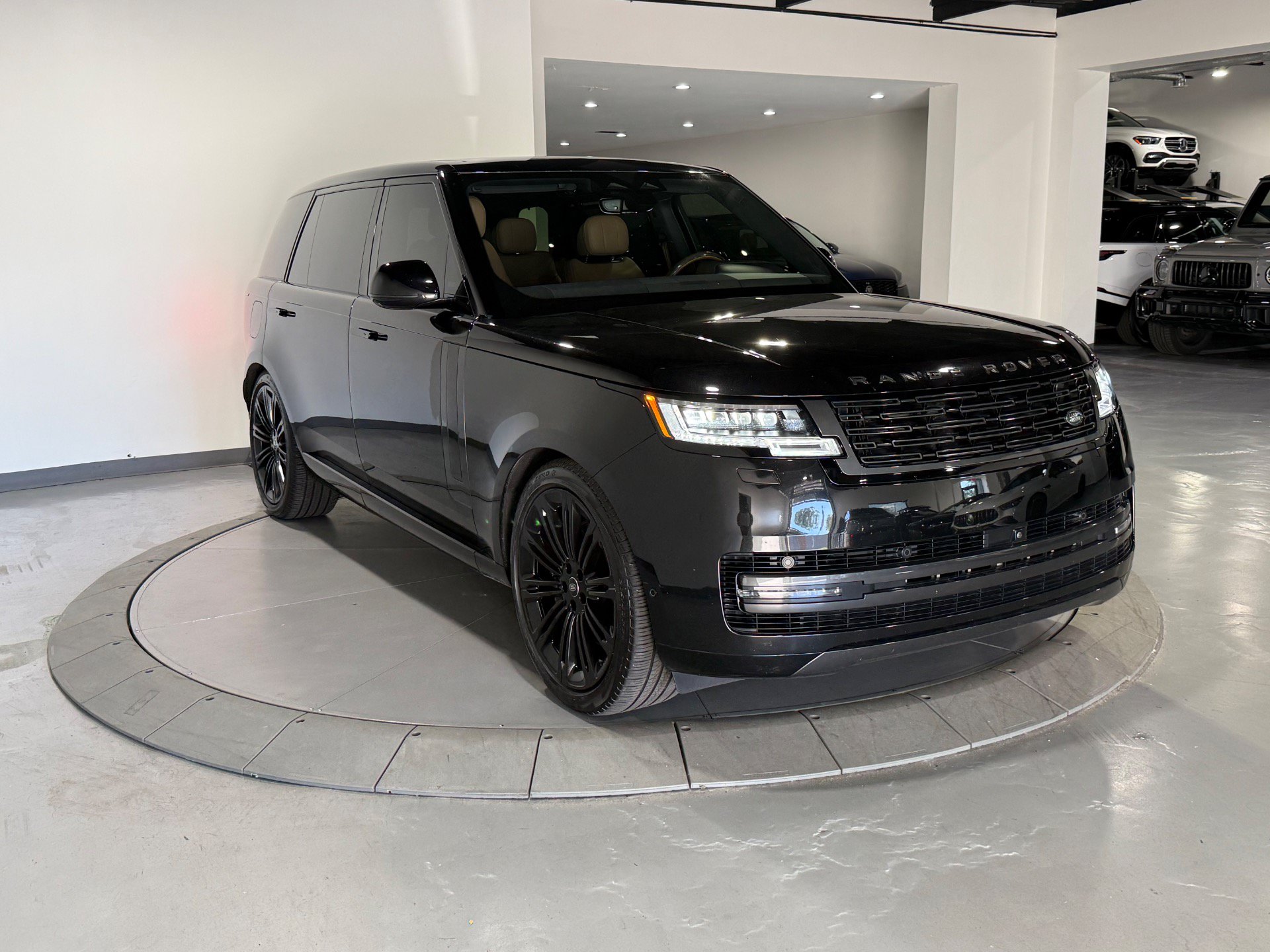 Used 2024 Land Rover Range Rover Long Wheelbase SE AWD/4WD image 5