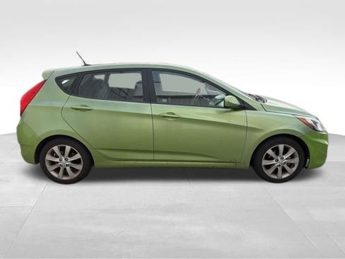 Used 2012 Hyundai Accent SE FWD image 2