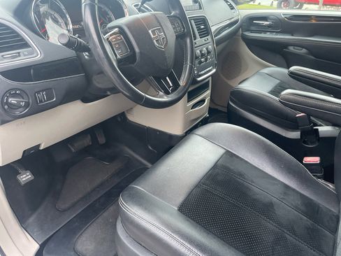 Used 2017 Dodge Grand Caravan SXT image 24