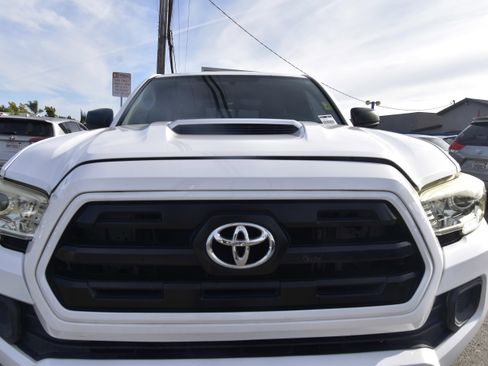 Used 2016 Toyota Tacoma SR image 10