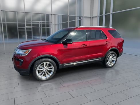 Used 2018 Ford Explorer XLT w/ Equipment Group 202A image 4