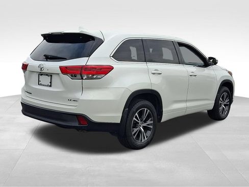 Used 2017 Toyota Highlander Plus AWD/4WD image 6