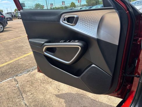 Used 2025 Kia Soul LX w/ LX Technology Package FWD image 18