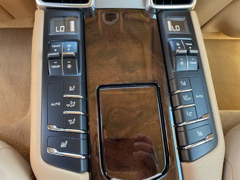 Used 2014 Porsche Panamera 4 image 19
