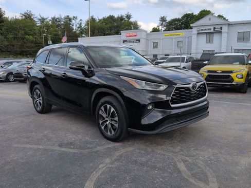 Used 2021 Toyota Highlander XLE FWD image 2