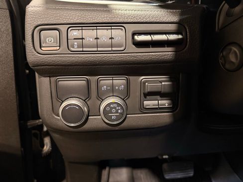 Used 2021 GMC Yukon Denali w/ Denali Premium Package image 16