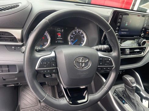 Used 2021 Toyota Highlander LE AWD/4WD image 20