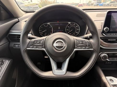 Used 2025 Nissan Altima 2.5 SV FWD image 13