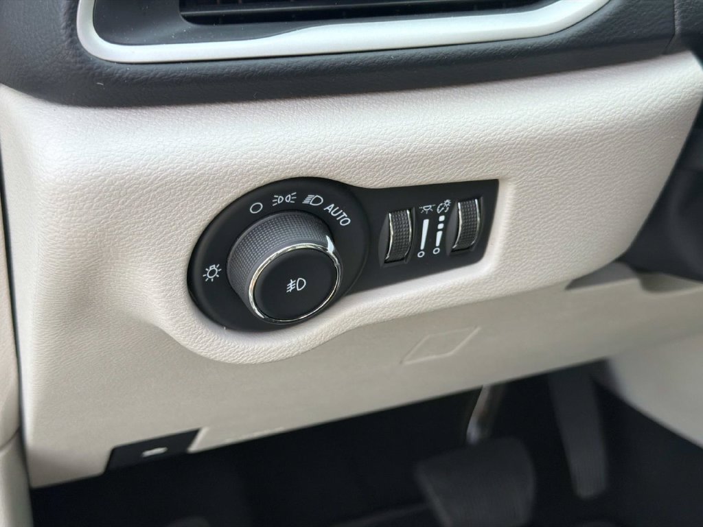 Used 2023 Chrysler Pacifica Touring-L FWD image 24