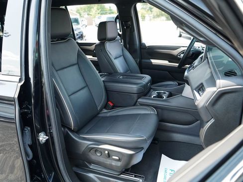 Used 2024 GMC Yukon XL SLT w/ SLT Luxury Package AWD/4WD image 12