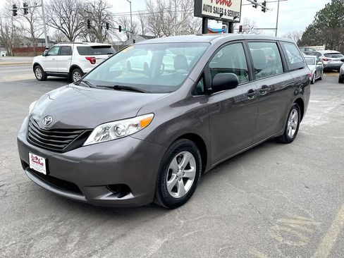 Used 2012 Toyota Sienna w/ Towing Pkg FWD image 2