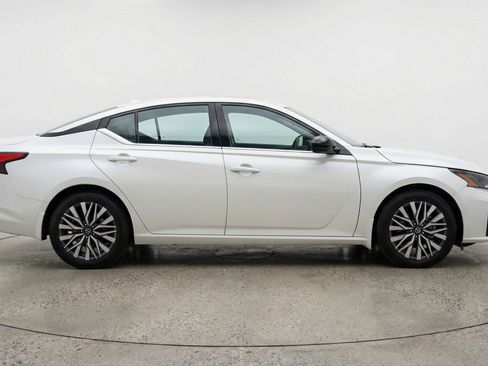 Used 2025 Nissan Altima 2.5 SV FWD image 11