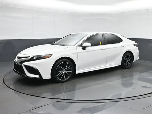 Used 2023 Toyota Camry SE FWD image 3