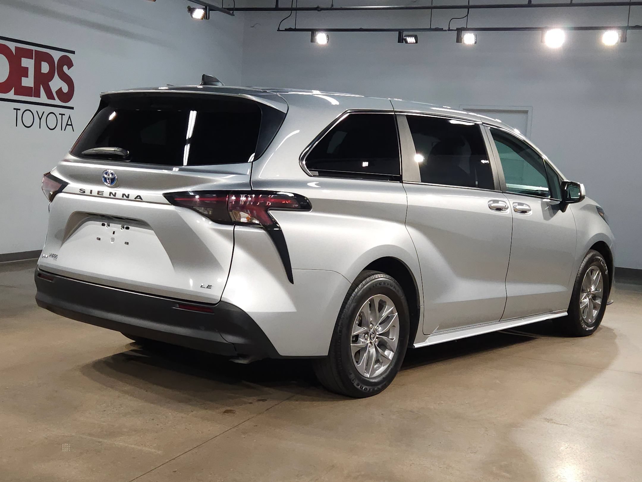 Used 2025 Toyota Sienna LE FWD image 7