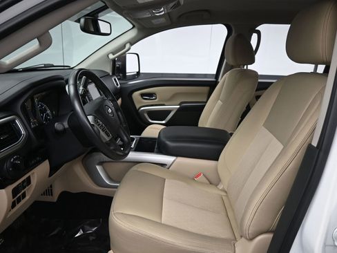 Used 2019 Nissan Titan SV w/ SV Convenience Package AWD/4WD image 9