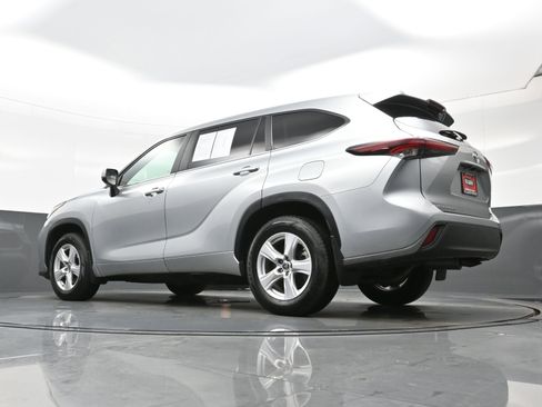 Used 2024 Toyota Highlander LE AWD/4WD image 30