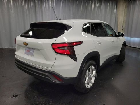 Used 2025 Chevrolet Trax LS w/ LS Convenience Package image 8