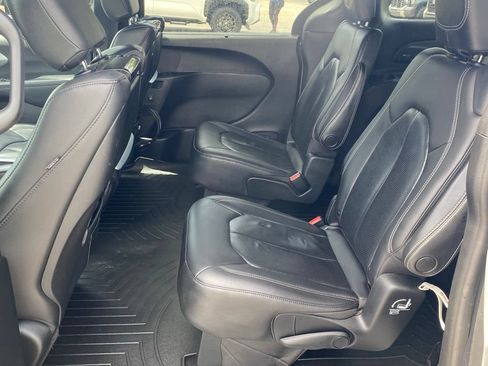 Used 2020 Chrysler Pacifica Touring-L Plus FWD image 9