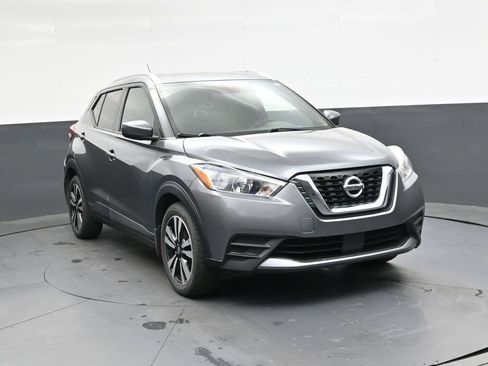 Used 2020 Nissan Kicks SV image 2
