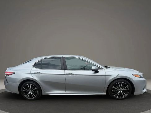 Used 2019 Toyota Camry SE FWD image 4