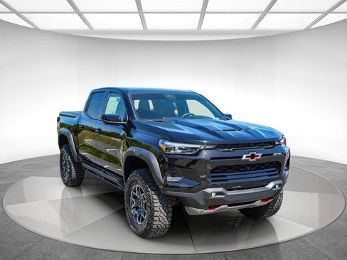 Used 2025 Chevrolet Colorado ZR2 w/ Technology Package AWD/4WD image 5