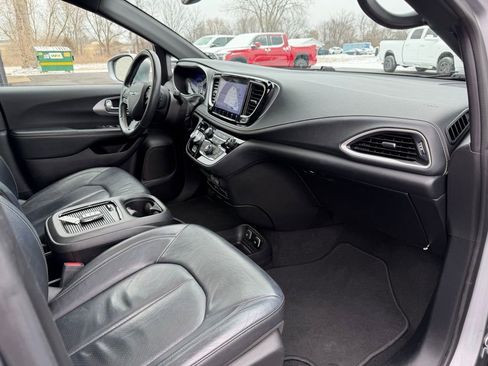 Used 2021 Chrysler Pacifica Touring-L w/ Uconnect Theater Family Group image 36