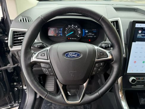Used 2024 Ford Edge Titanium image 2