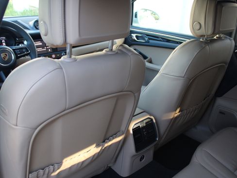 Certified 2025 Porsche Macan image 29