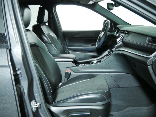 Used 2023 Jeep Grand Cherokee Altitude AWD/4WD image 12