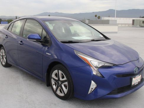 Used 2016 Toyota Prius Three Touring FWD image 2