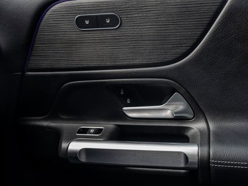 Used 2022 Mercedes-Benz GLB 250 w/ Premium Package Lite image 15