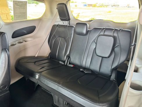 Used 2023 Chrysler Pacifica Touring-L FWD image 18
