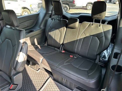 New 2025 Chrysler Pacifica Select image 12