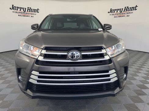 Used 2019 Toyota Highlander XLE AWD/4WD image 5
