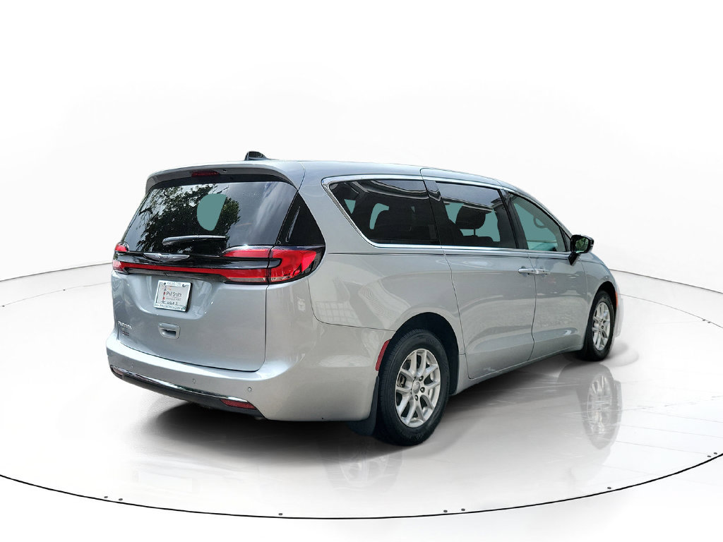 Used 2024 Chrysler Pacifica Touring FWD image 8