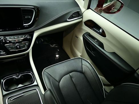 Used 2022 Chrysler Pacifica Limited image 10