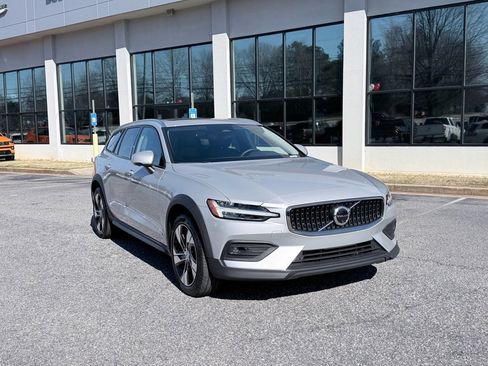 Used 2025 Volvo V60 B5 Cross Country Plus image 2