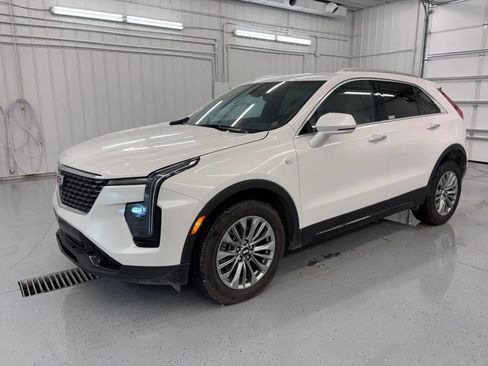 Used 2024 Cadillac XT4 Premium Luxury w/ Technology Package FWD image 13