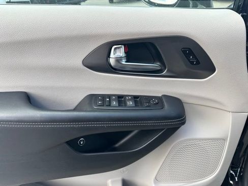 Used 2024 Chrysler Pacifica Limited FWD image 23
