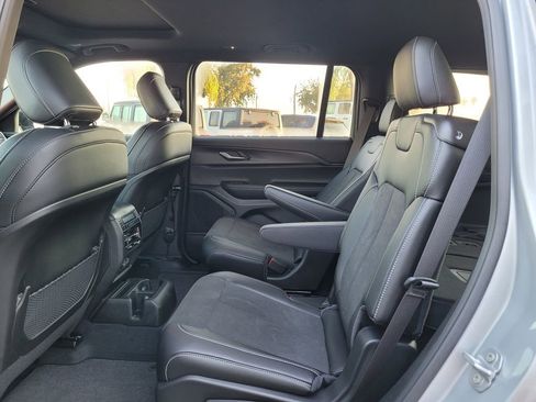 New 2025 Jeep Grand Cherokee L Altitude image 12
