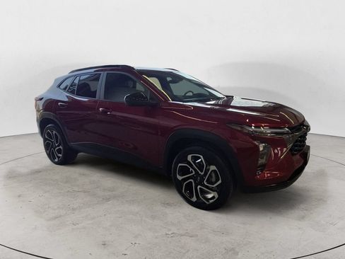 Used 2024 Chevrolet Trax RS w/ Sunroof Package FWD image 3