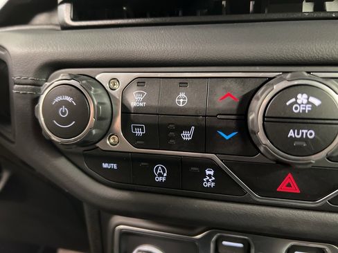 Used 2025 Jeep Wrangler Sahara image 14