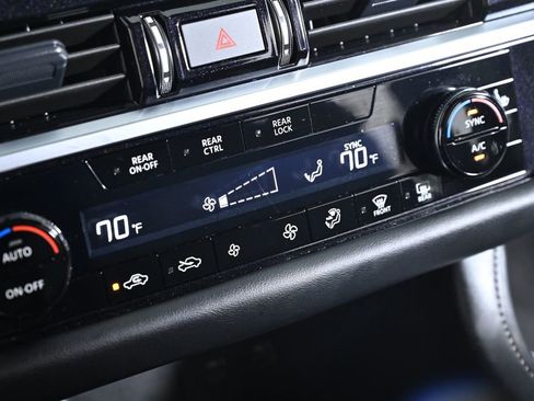 Used 2024 Nissan Pathfinder SV AWD/4WD image 18