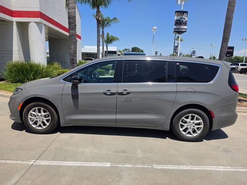 Used 2025 Chrysler Pacifica Select FWD image 3