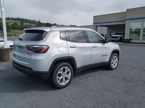 Used 2024 Jeep Compass Latitude AWD/4WD image 5
